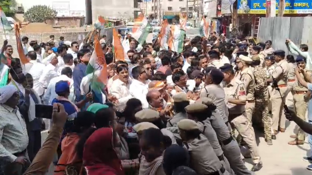 अफीम की खेती को लेकर गरमाई सियासत, कांग्रेस ने भाजपा कार्यालय का किया घेराव, कार्यकर्ताओं और पुलिस के बीच हुई झूमाझटकी