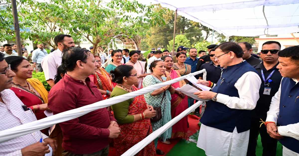 सीएम धामी ने कैंप कार्यालय में जनता से की मुलाकात, समस्याओं को सुन त्वरित निदान का दिया निर्देश