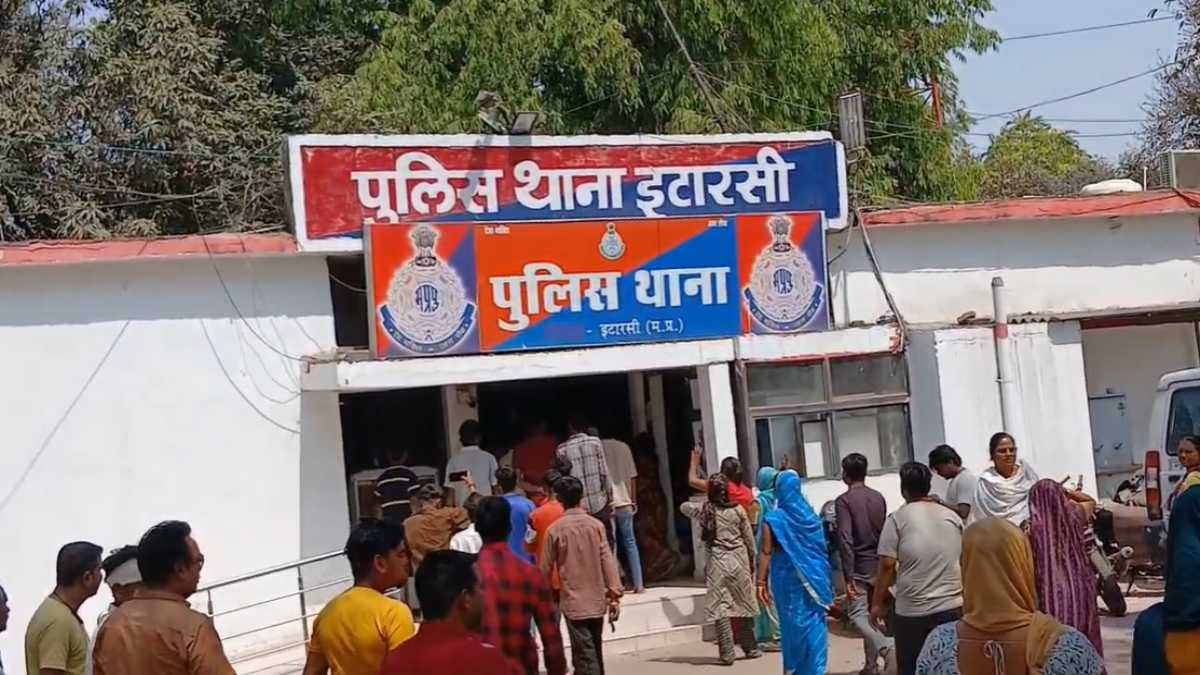 ट्राली हटाने के विवाद में युवक की हत्या: चाकू से उतारा मौत के घाट, मृतक के परिजनों ने थाने का किया घेराव