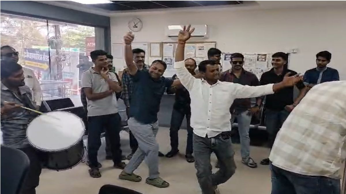 अनोखा प्रदर्शनः निजी बैंक की कार्यप्रणाली से नाराज किसान ने ढोल बजाकर किया डांस और जताया विरोध