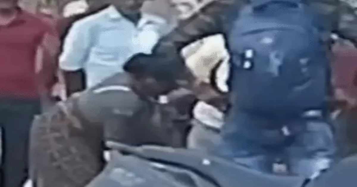 किस बात का गुस्सा है! महिला ने टैंपो चालक पर एक बाद एक बरसाए कई चप्पल, पीटने का VIDEO देख रह जाएंगे हैरान
