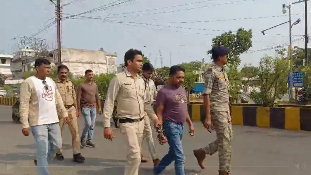 50 लाख की रंगदारी मांगने वाले 2 किरायेदारों पर FIR: मुख्य आरोपी राजा कुकरेजा गिरफ्तार, पुलिस ने निकाला जुलूस