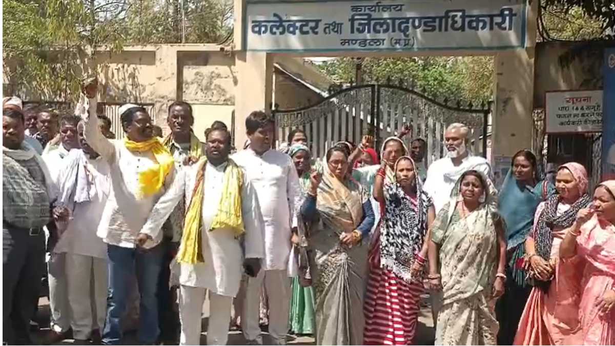 जनपद पंचायत CEO के खिलाफ खोला मोर्चाः 42 सरपंचों के साथ सदस्यों ने कलेक्टर से की शिकायत, 7 दिनों के भीतर कार्रवाई नहीं होने पर दी आंदोलन की चेतावनी