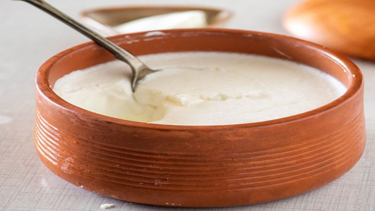 गर्मियां में दही जमाने के लिए मिट्टी के बर्तनों का ही करें इस्तेमाल, यहां जाने इसके फायदे …