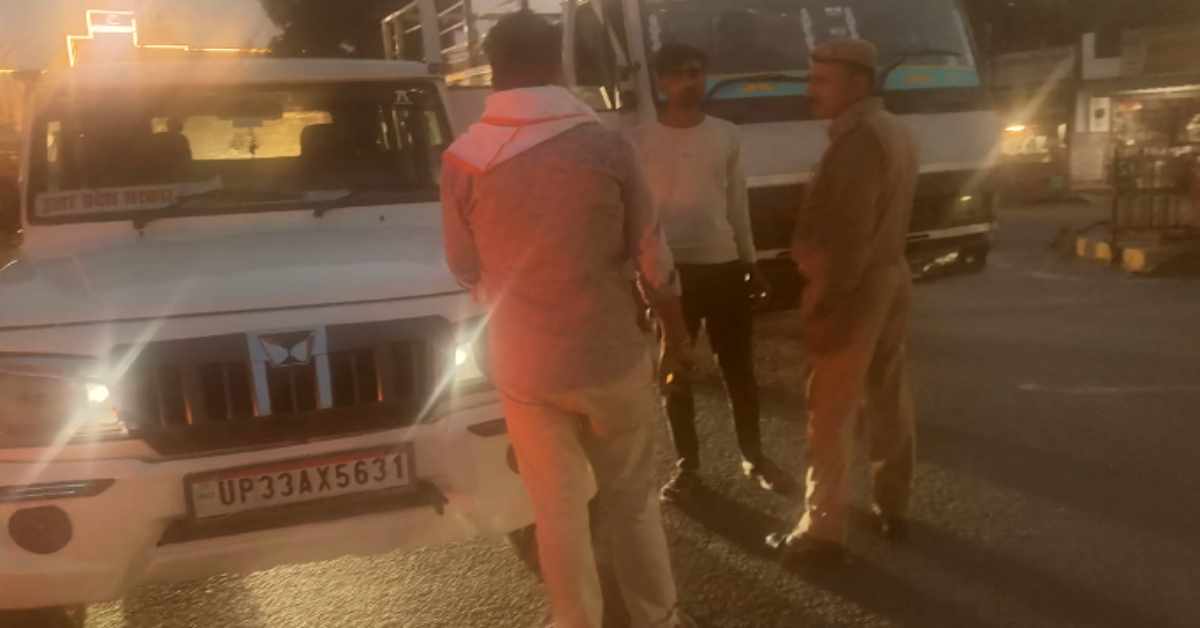 UP सरकार ने गुंडे पाल रखे हैं! बीच सड़क सरकारी गाड़ी खड़ी कर गुंडागर्दी, इनको ‘जीरो टॉलरेंस’ का पाठ पढ़ाना भूल गए क्या मुखिया जी?