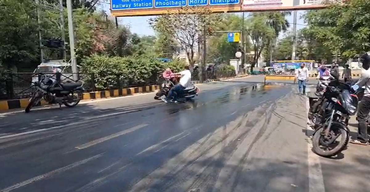 सड़क पर फैला काला तेलः आधा दर्जन से अधिक बाइक सवार चोटिल, बचाने आये लोग भी स्लिप होकर गिरे