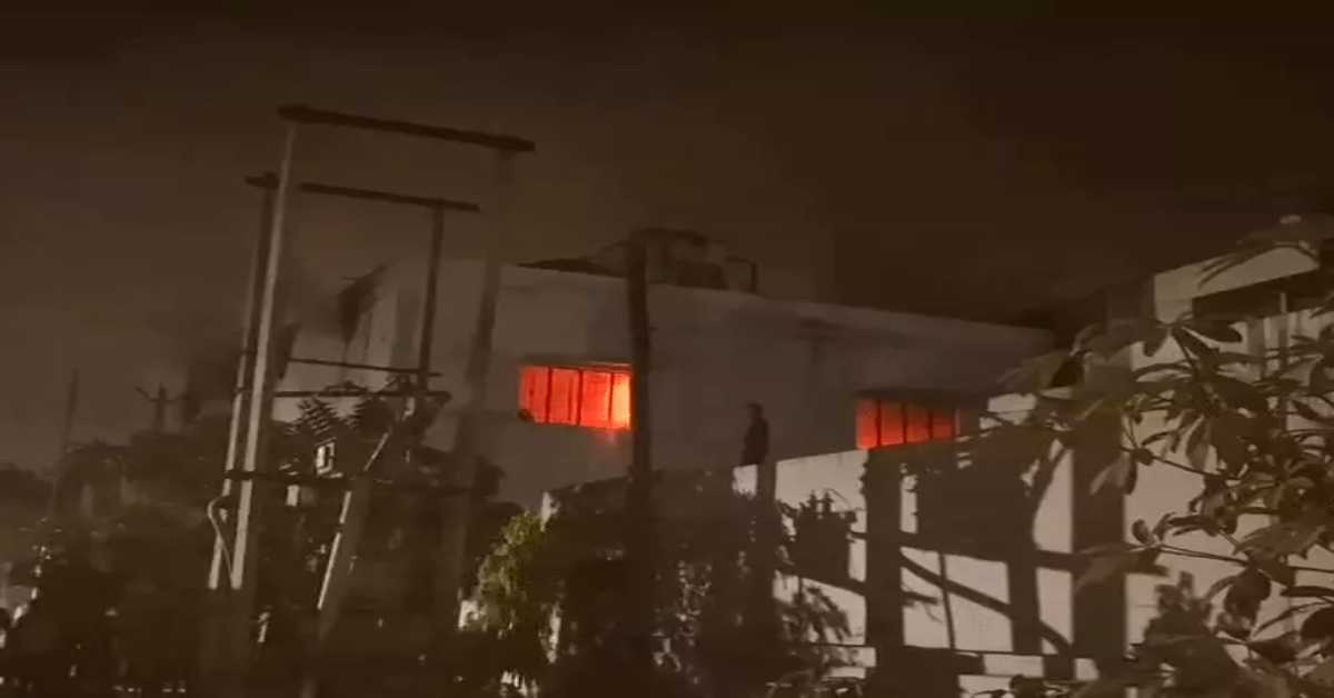 सब कुछ बर्बाद हो गया! बोरा फैक्ट्री में लगी भीषण आग, कई लाखों का सामान जलकर खाक, घटना की जांच में जुटी पुलिस