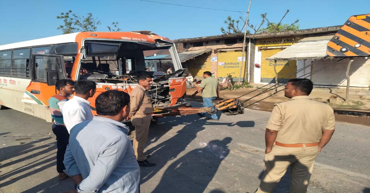 खड़ी ट्रक से जा टकराई रोडवेज बस, चालक की मौत, 9 यात्री घायल