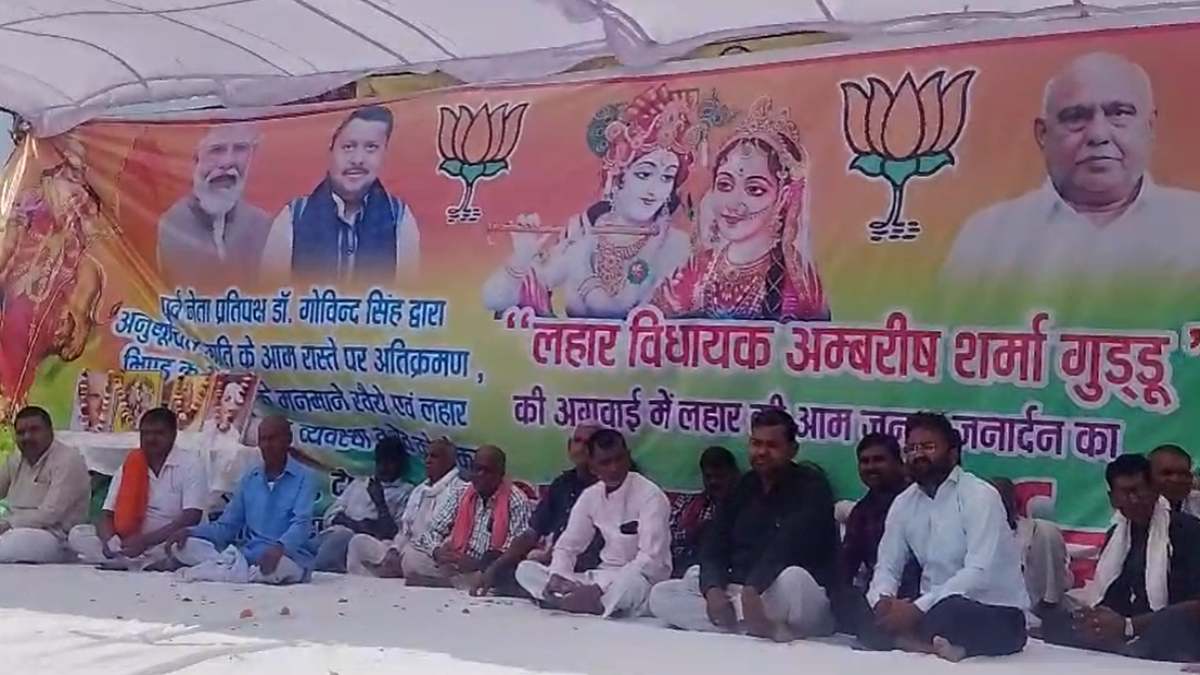 ‘फूंक दिया तो पाकिस्तान जाकर गिरोगे’: अपनी ही सरकार के खिलाफ धरने पर बैठे BJP विधायक अमरीश शर्मा बोले- 35 साल से एक ‘राक्षस’ से लड़ते आ रहे