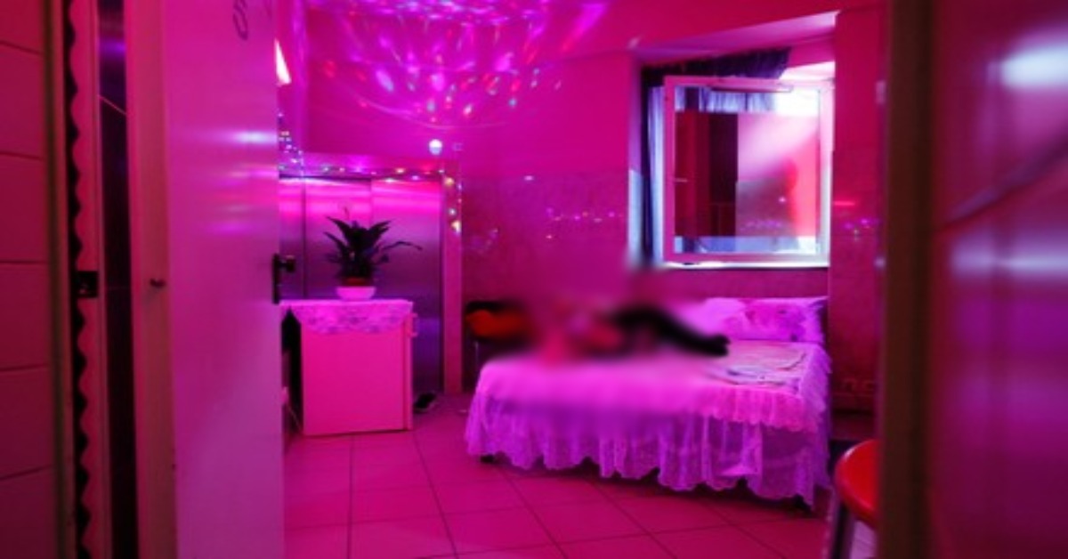 जिस्मफरोशी के धंधे का भंडाफोड़, पुलिस ने छापा मारकर आपत्तिजनक हालत में पकड़ा, 3 लड़कियां, 10 लड़के गिरफ्तार