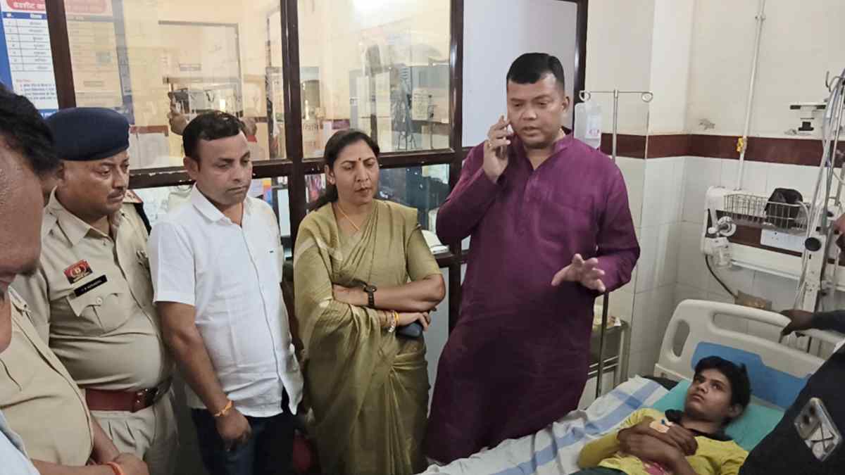 आम तोड़ने पर बच्चे को जमीन पर पटकने का मामला : पीड़ित परिवार पर मामला दबाने का दबाव, पीड़ित बालक से मिले भाजपा-कांग्रेस के नेता, कहा – दोषियों पर हो कार्रवाई