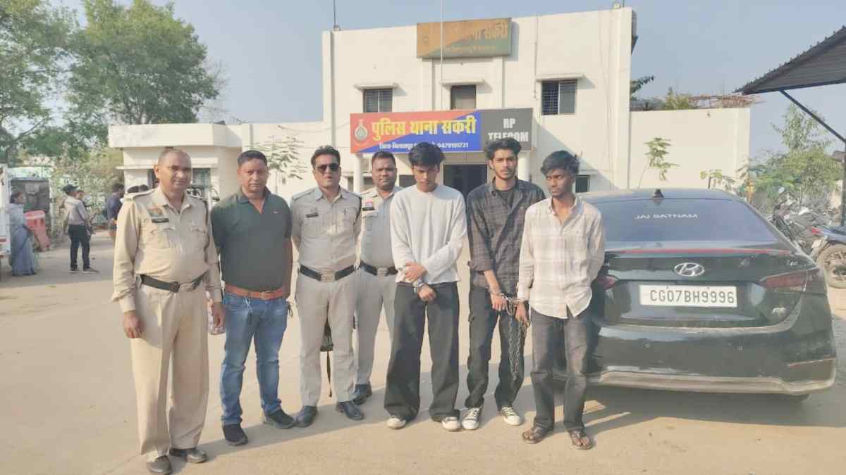 CG News : शराब पीकर ओवरब्रिज पर काट रहे थे केक, युवती समेत चार गिरफ्तार, कार भी जब्त