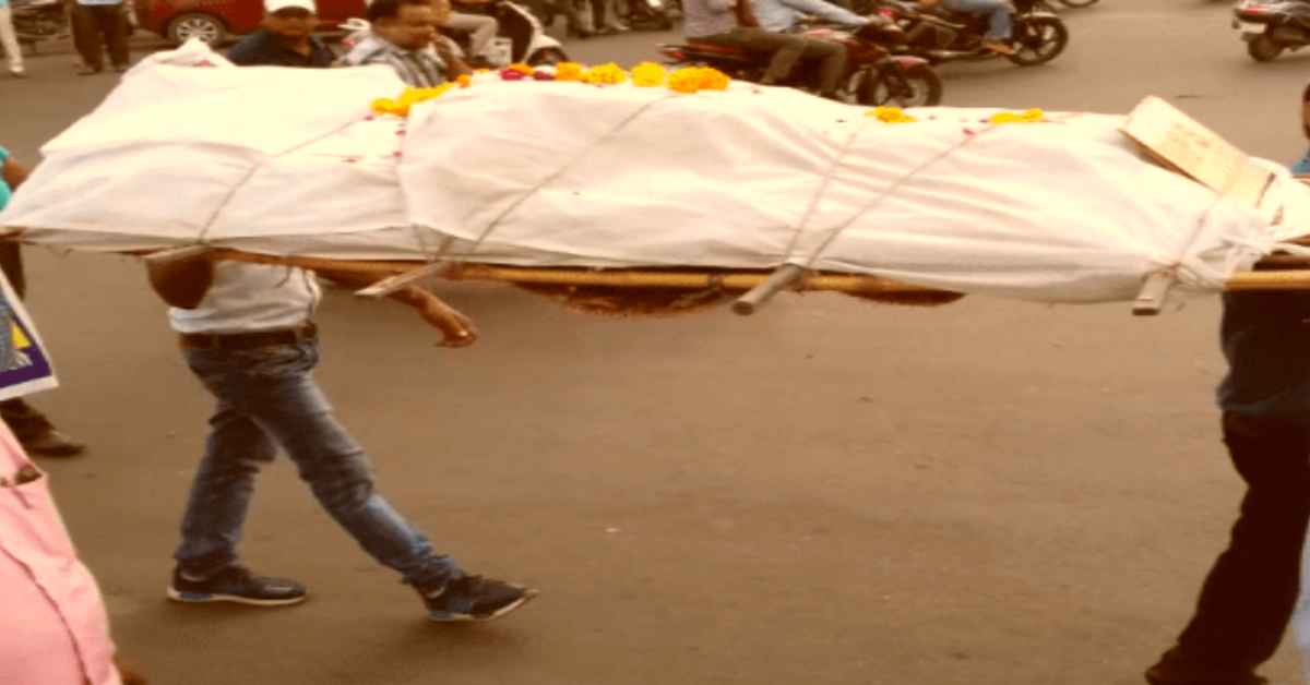 जन्मदाता के साथ जिंदगी खत्मः सांड के हमले में पिता की गई जान, फिर हुआ कुछ ऐसा कि बेटी का भी साथ करना पड़ा अंतिम संस्कार…