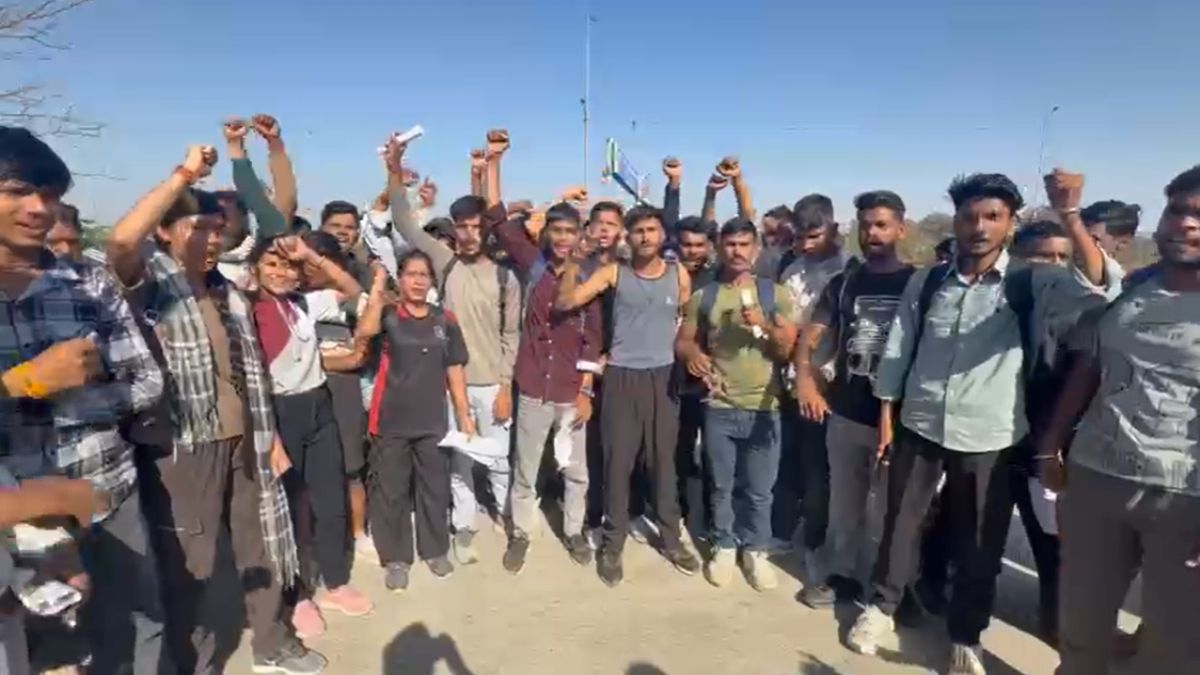 BSF ट्रेड्समैन भर्ती प्रक्रिया में गड़बड़ी और घोटाला ! देशभर से इंदौर पहुंचे अभ्यर्थी, MP के सभी अभ्यर्थियों के फार्म रिजेक्ट, जांच की मांग को लेकर हंगामा और प्रदर्शन