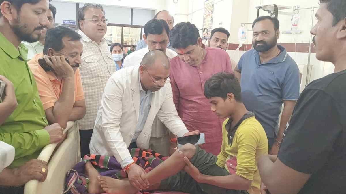 नाबालिग के साथ बर्बरता मामला : जिला अस्पताल पहुंचे मंत्री टंकराम वर्मा, पीड़ित बच्चे का जाना हालचाल, दोषियों पर कार्रवाई के दिए निर्देश