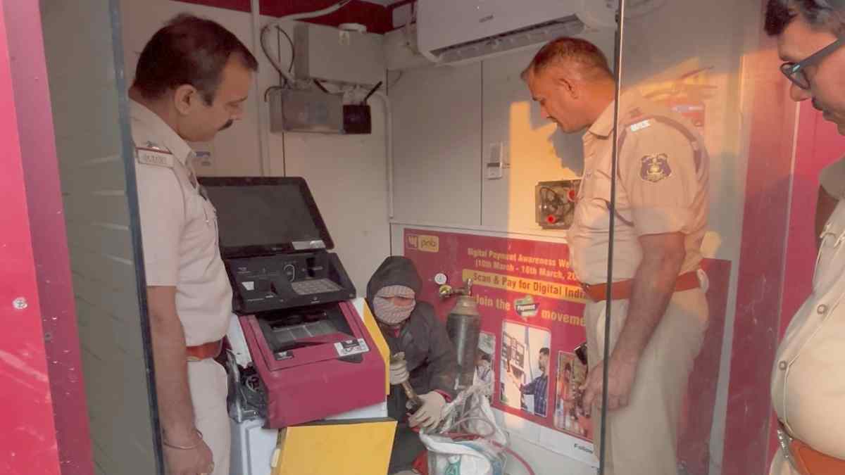 कर्ज से परेशान युवक बना ATM चोर : Youtube से सीखी ट्रिक, गैस कटर लेकर एटीएम मशीन काटने पहुंचा आरोपी गिरफ्तार, ऐसे हुआ मामले का खुलासा…
