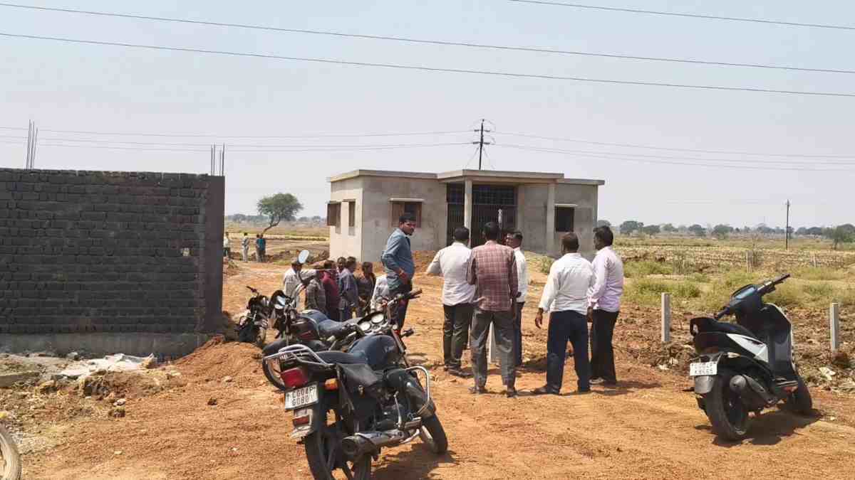 सामाजिक पेच में फंसे किसान : सोनकर समाज के बाउंड्रीवाल के बाद कंडरा समाज के कब्जे ने किसानों का रास्ता रोका, शिकायत पर अफसर नहीं ले रहे सुध