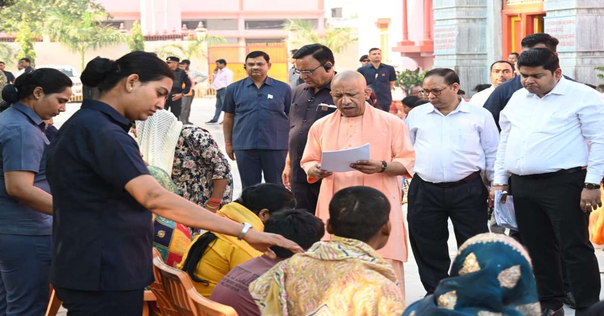 CM योगी ने लगाया जनता दर्शन, एक-एक करके सुनी सबकी समस्याएं, अधिकारियों को त्वरित निस्तारण के निर्देश
