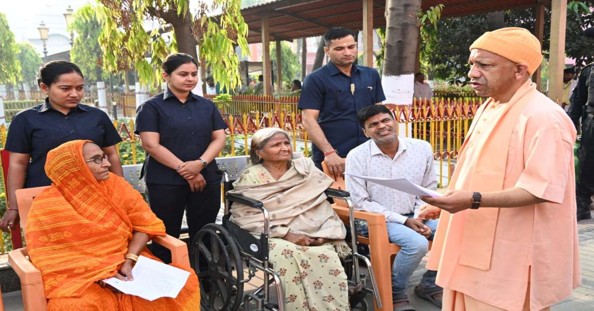 सुशासन, संवेदनशीलता और सेवा… CM योगी ने लगाया जनता दर्शन, एक-एक करके सुनी सबकी फरियाद
