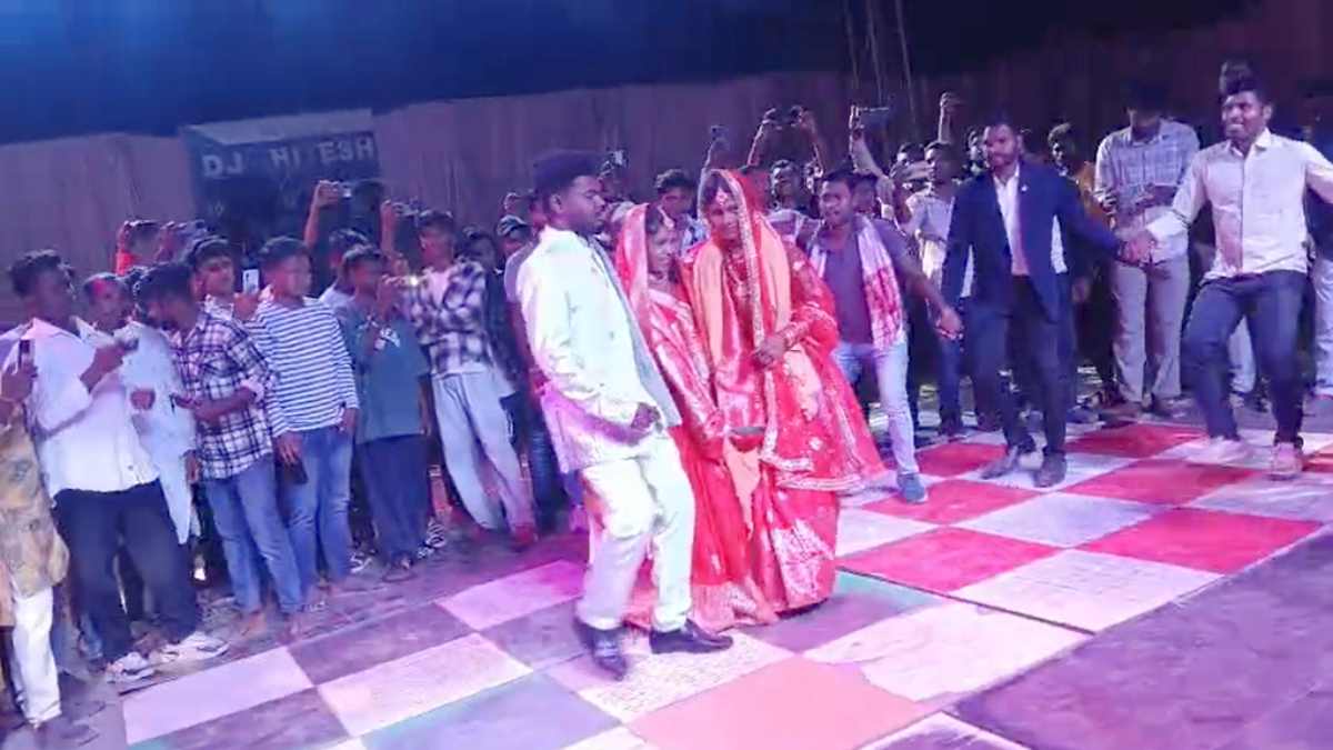 बस्तर में अनोखी शादी : एक दूल्हा दो दुल्हनों संग एक ही मंडप में लिए सात फेरे, देखें VIDEO…