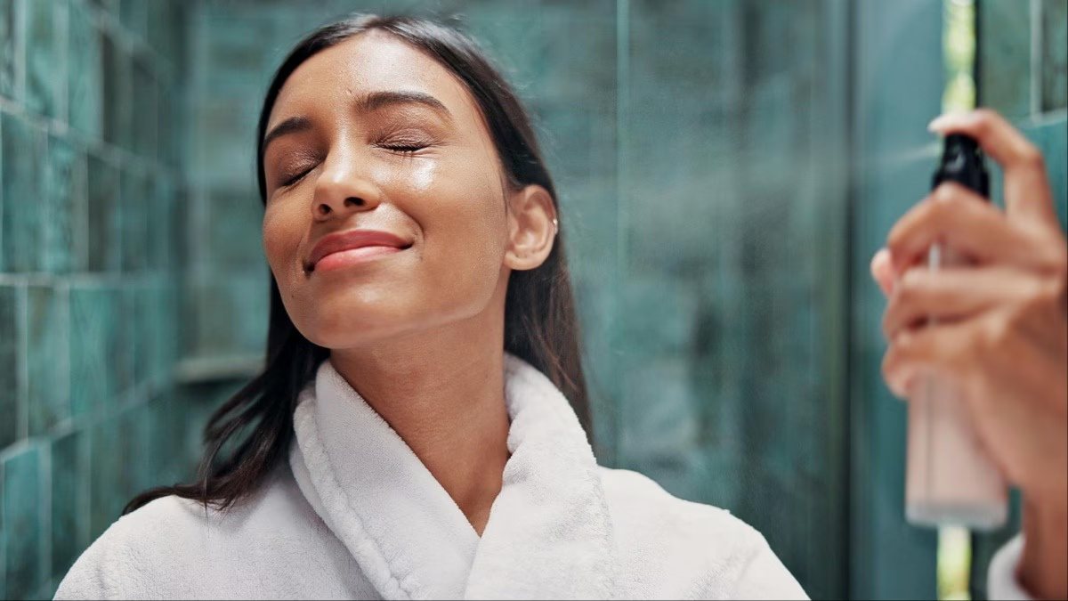 गर्मियों में स्किन को फ्रेश रखने के लिए घर पर आसानी से बनाएं टोनर, एक स्प्रे से हो जाएँगे रिफ्रेश …