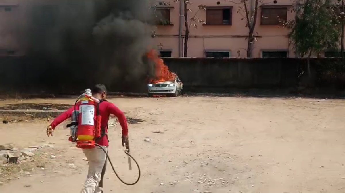 Video : कचरे से उठी चिंगारी कार तक पहुंची, गाड़ी जलकर खाक, इलाके में मचा हड़कंप