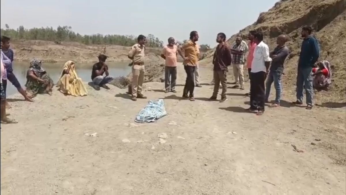 दर्दनाक हादसाः बेटी को बचाने साहसी मां ने खदान में लगा दी छलांग, बेटी तो बच गई, मां की डूबने से मौत