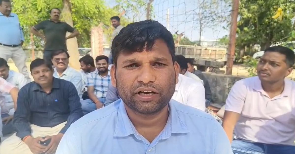 संगठन की ताकत! जेई को सस्पेंड किया तो धरने पर उतर गए सभी पदाधिकारी, प्रशासन को दी चेतावनी, न्याय नहीं मिला तो…