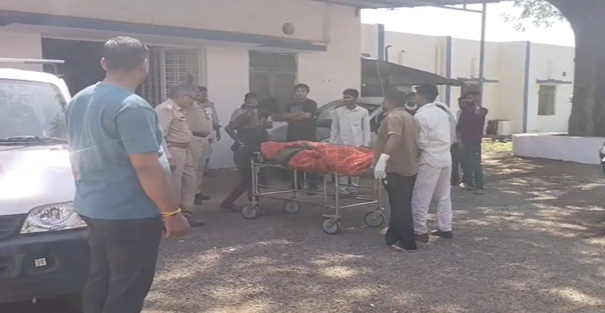 सड़क हादसे में नाबालिग किशोरी की मौतः स्टेयरिंग फेल होने से अनियंत्रित होकर पलटा ट्रैक्टर, एक घायल