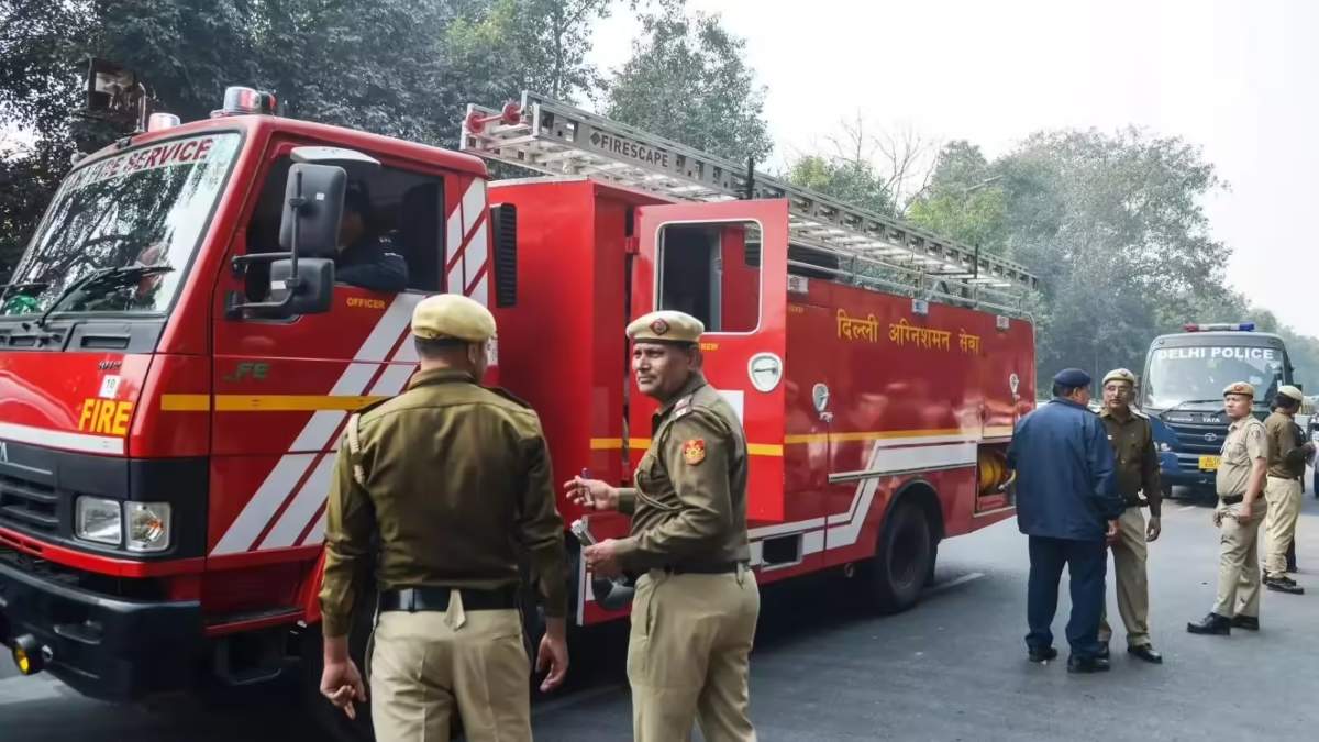 टू व्हीलर में लगी आग 5 मंजिला इमारत को लपेटे में लिया, जान बचाने को 4 लोगों ने लगाई छलांग