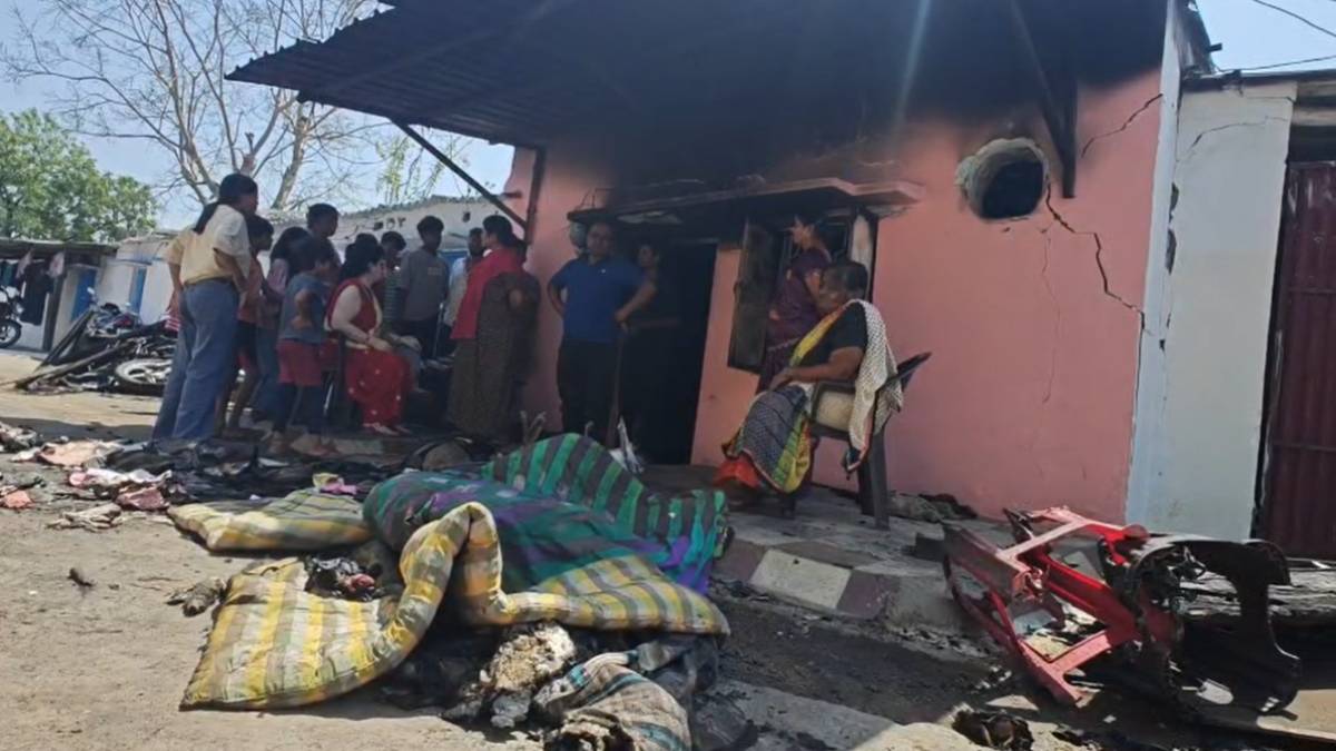 इंदौर जैसी आग शहडोल में: ई-स्कूटी ब्लास्ट से सुपरवाइजर का घर राख, मछलियां तक जलीं, शादी की खुशियां उजड़ीं