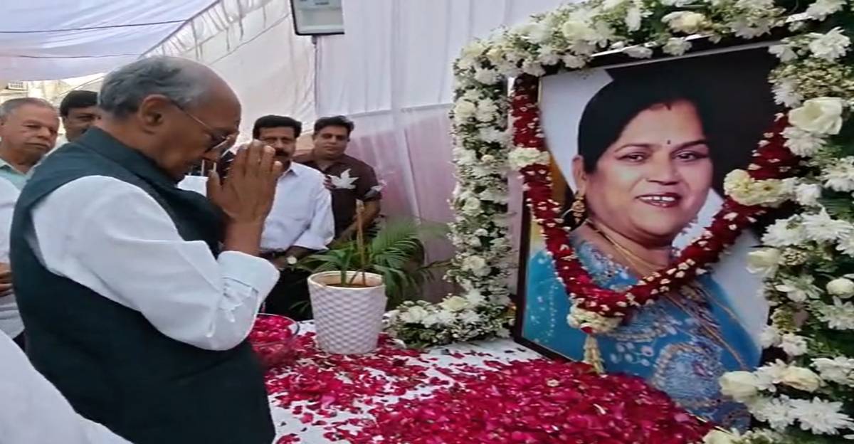 इंदौर पहुंचे दिग्विजय सिंहः सज्जन वर्मा की पत्नी को दी श्रद्धांजलि, बोले- भ्रष्टाचार को दबाने के लिए युद्ध