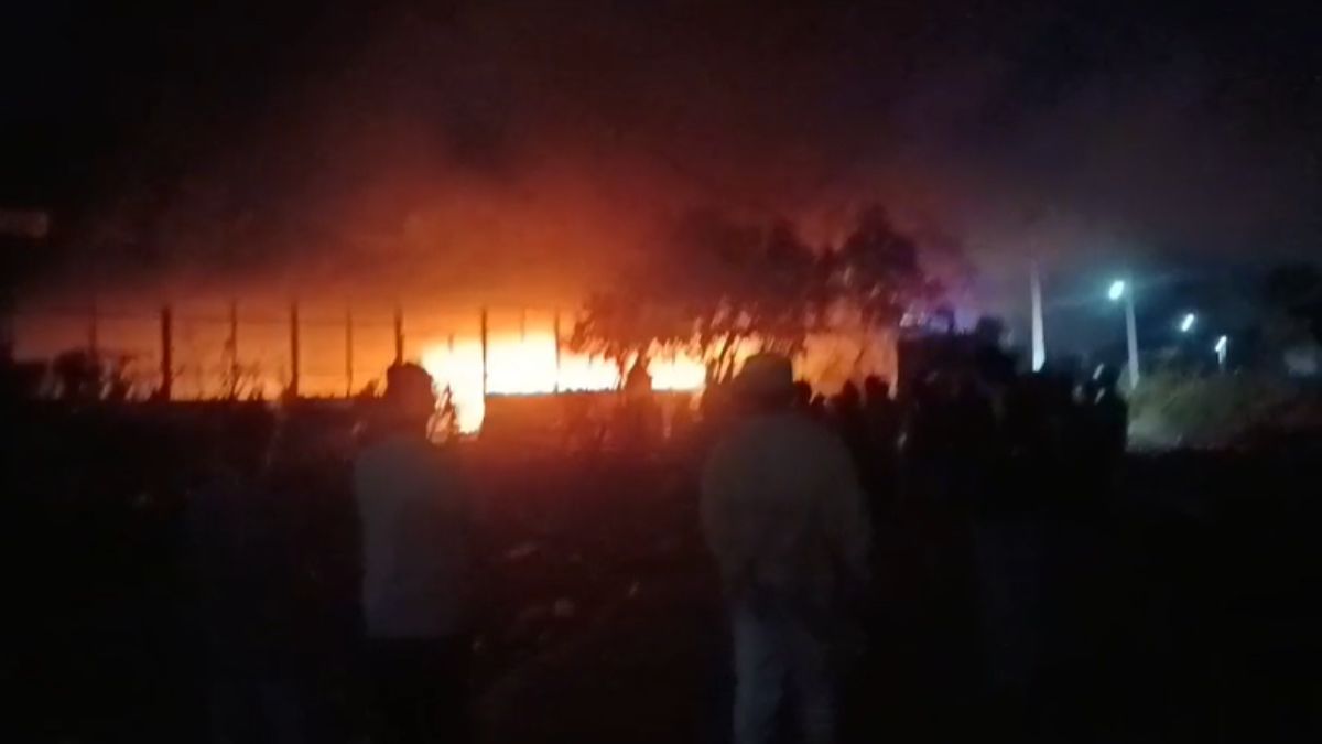 CG News : एसएलआरएम केंद्र में लगी भीषण आग, सूचना मिलने के बावजूद भी फायर ब्रिगेड की सुस्ती पर उठे सवाल