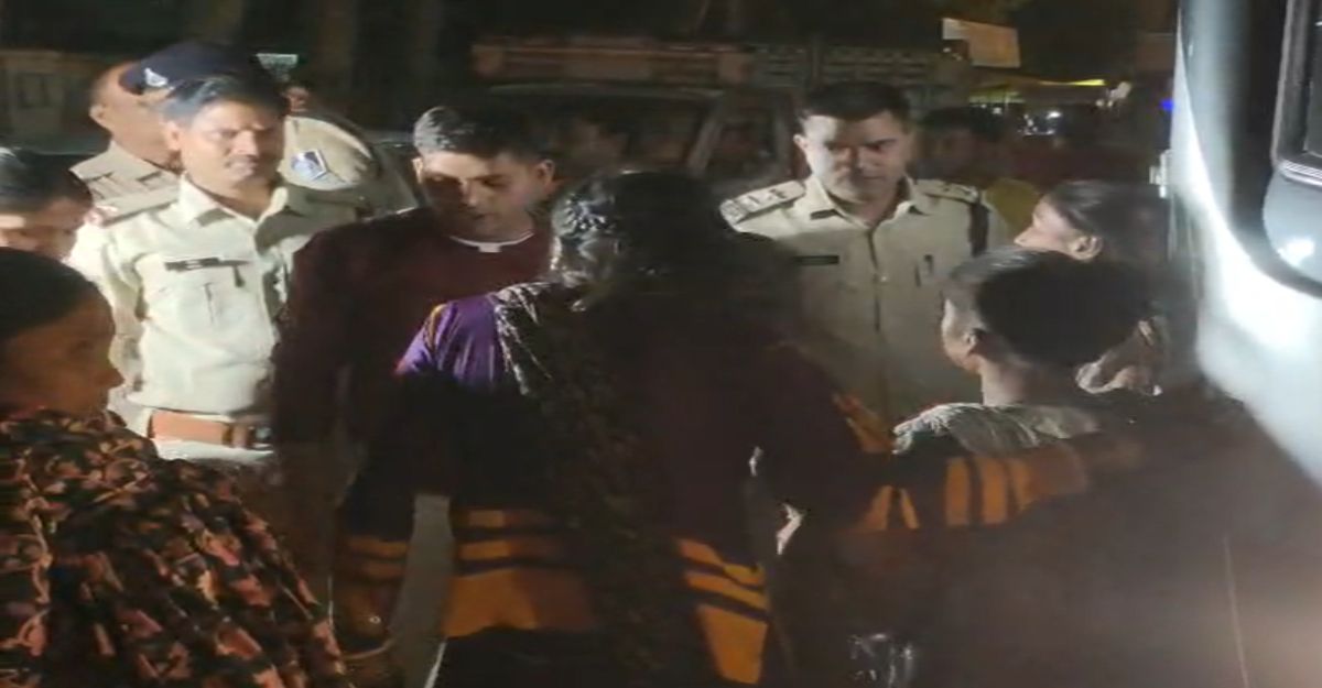 देर रात थाने में पारदी समाज की महिलाओं का बवालः कार्रवाई के विरोध में किया चक्काजाम, नवजात शिशु को हवा में उछाल दिया,1 घंटे बाद यातायात हुआ बहाल