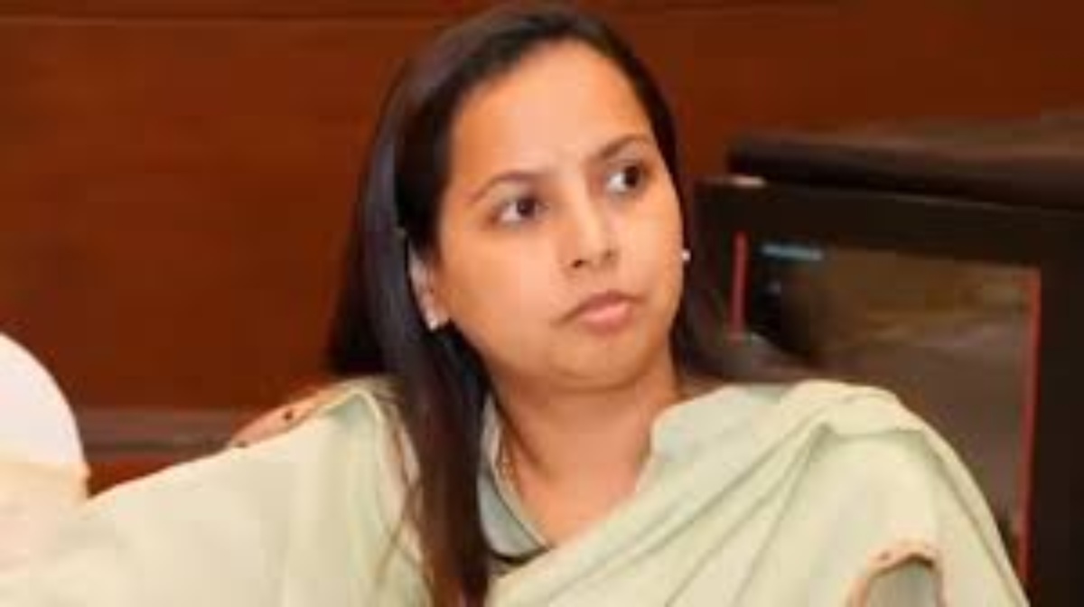 NCP में सबकुछ अच्छा है? बैनर से गायब हुई अजित-सुनेत्रा पवार की फोटो, पोस्टर पॉलिटिक्स में मंत्री अदिति तटकरे ने मांगी माफी