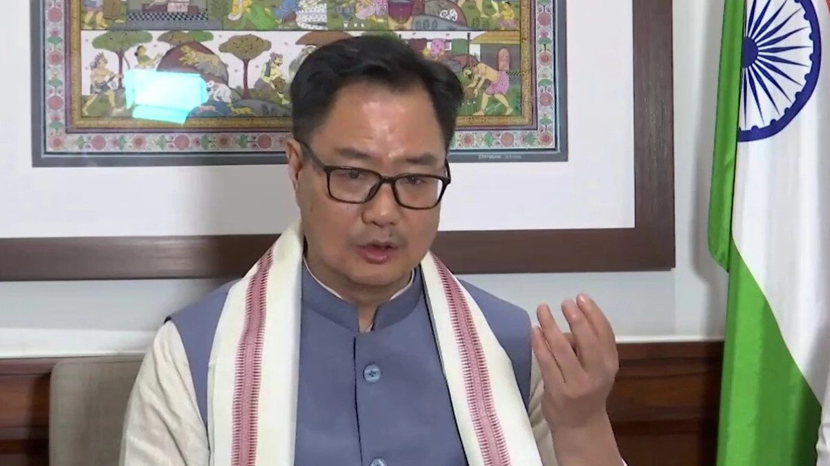 बंगाल में BJP ने चुनाव आयोग को आचार संहिता उल्लंघन की शिकायत दर्ज कराई, कहा- बीजेपी समर्थक मतदाताओं खुलेआम धमकाया और निशाना बनाया जा रहा