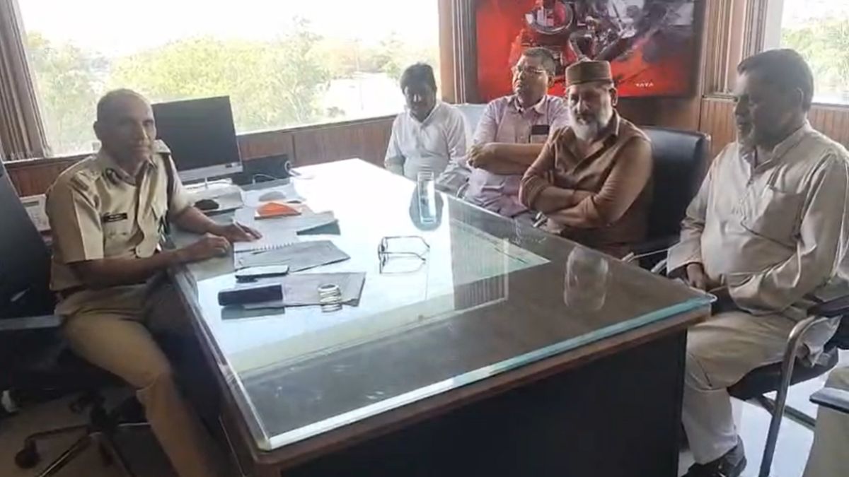 गौवंश मामले में पुलिस कमिश्नर से मिले MLA आरिफ मसूद: शहर का माहौल बिगाड़ने का लगाया आरोप, की कार्रवाई की मांग