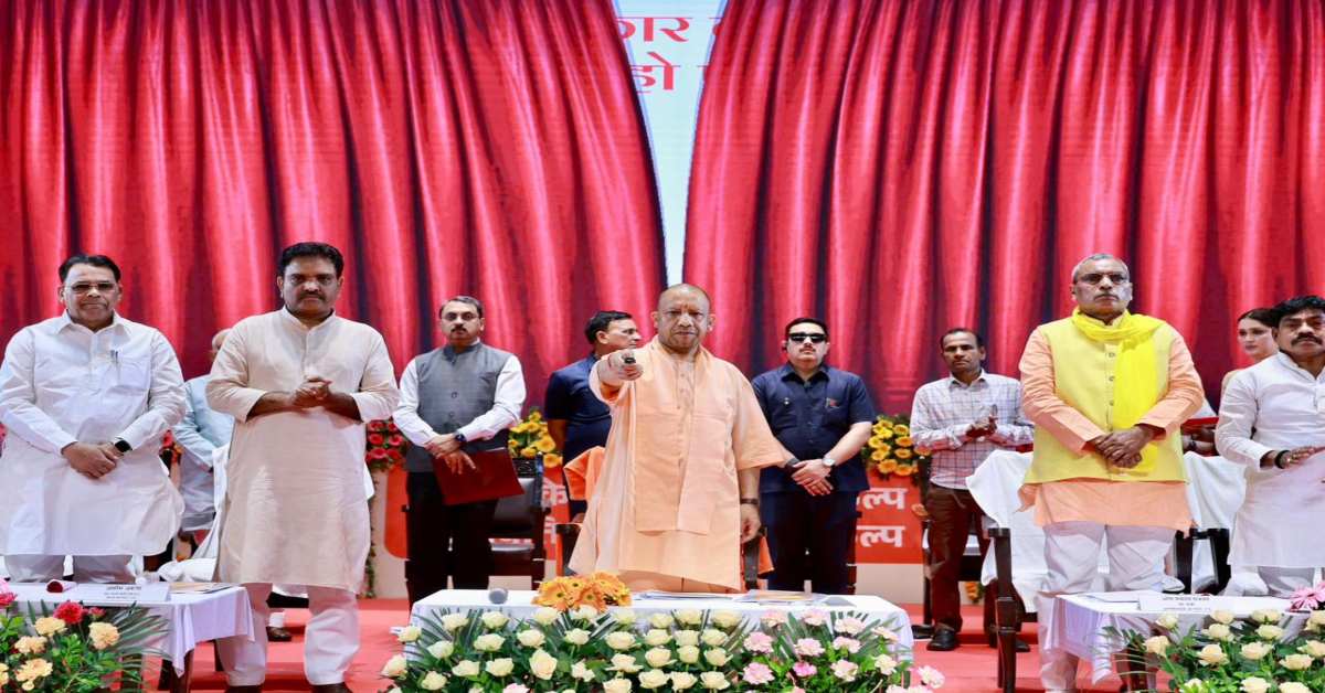 युवा शक्ति को संबल देता ‘नया उत्तर प्रदेश’! सीएम योगी ने 27 हजार से ज्यादा विद्यार्थियों के खातों में आंतरित किए 3350 करोड़ रुपये