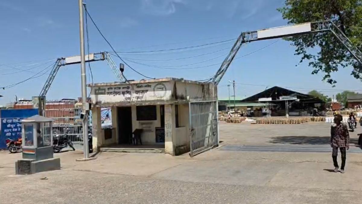 ‘मंडी में बिना ‘नजराना’ नहीं चलता काम’? बाबू का रिश्वत मांगने का वीडियो वायरल, किसानों ने की कार्रवाई की मांग