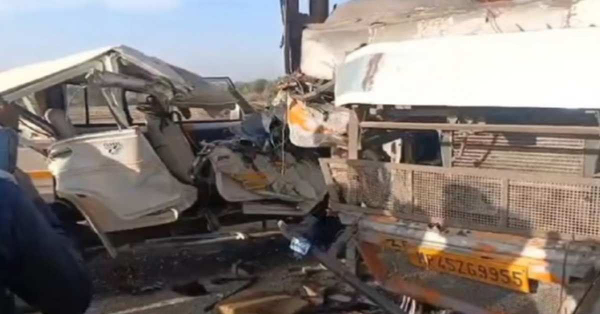 हाइवे पर मौत का सफरः पिकअप और स्लीपर बस के बीच जोरदार भिड़ंत, 2 की उखड़ी सांसें, 2 लड़ रहे जिंदगी की जंग