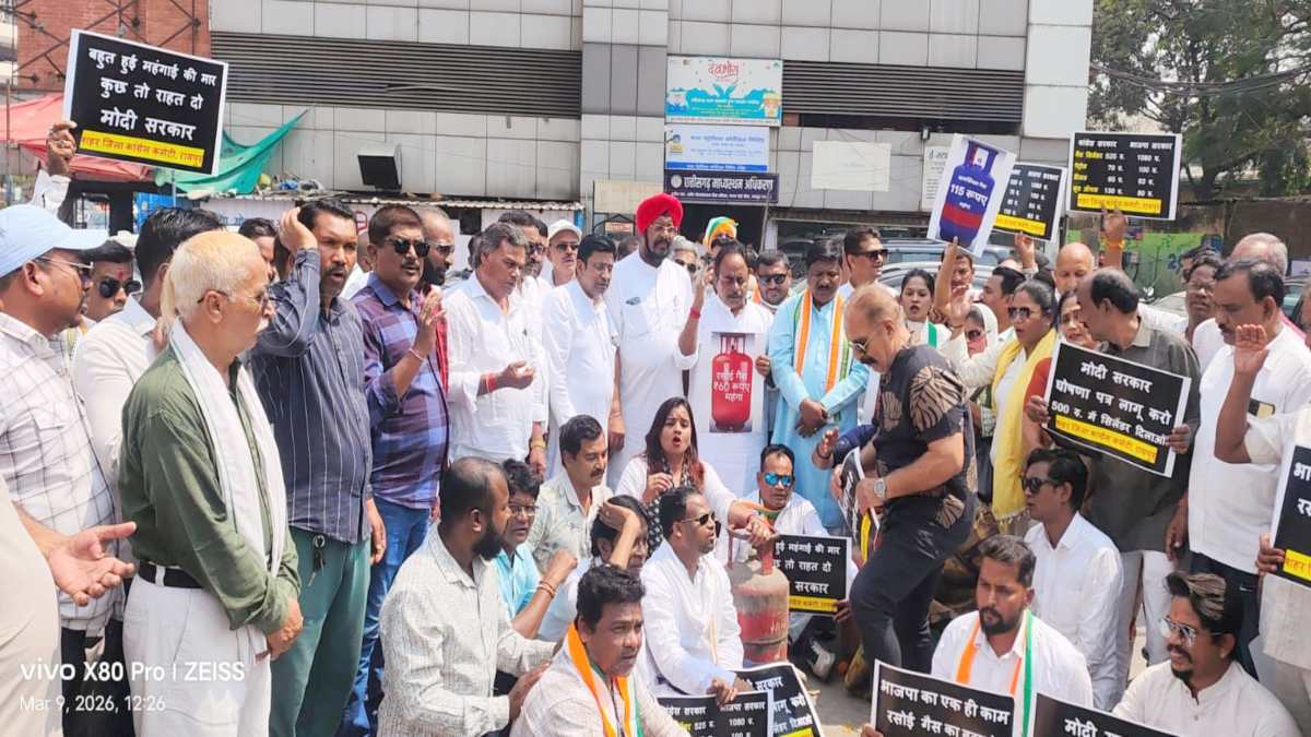 गैस सिलेंडर के दामों में बढ़ोतरी का विरोध : कांग्रेस ने किया प्रदर्शन, चूल्हे पर खाना बनाकर केंद्र सरकार के खिलाफ की नारेबाजी
