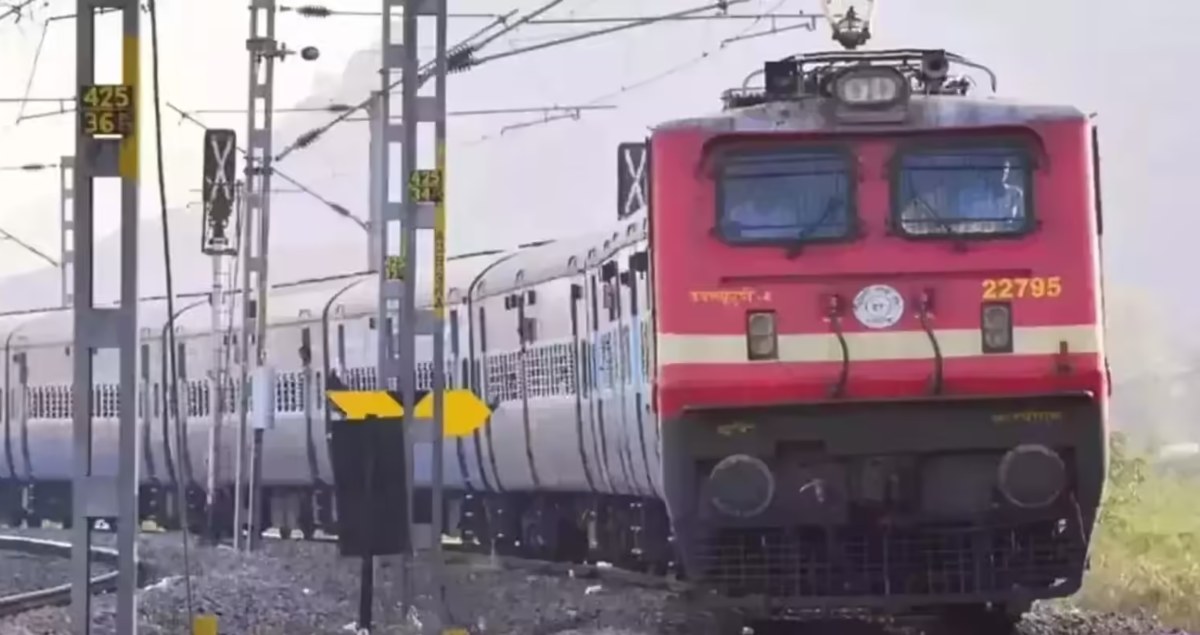 दिल्ली में लंबी दूरी के ट्रेनों की लेटलतीफी से यात्री हुए बेहाल, लोकल ट्रेनें का भी लगभग यही हाल