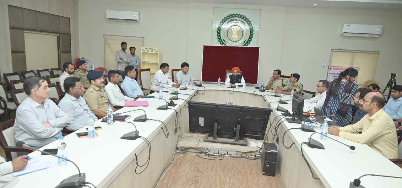 रामकृष्ण हॉस्पिटल हादसे पर बैठक : राष्ट्रीय सफाई कर्मचारी आयोग के उपाध्यक्ष गिल बोले – दोषियों पर हो कड़ी कार्रवाई, सफाईकर्मियों को जागरूक करने के दिए निर्देश