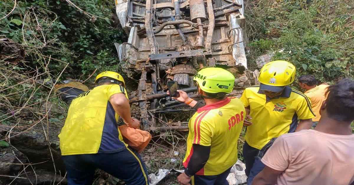 रफ्तार ने लगाया जिंदगी पर ब्रेक! पिकअप वाहन खाई में गिरा, ड्राइवर की थम गई सांसें
