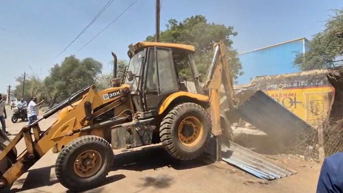 अफीम की खेती केस में बड़ी कार्रवाई : BJP नेता के भाई के अवैध कब्जों पर चला बुलडोजर, विनायक ताम्रकार के घर से 7 बोरी डोडा और खसखस बरामद