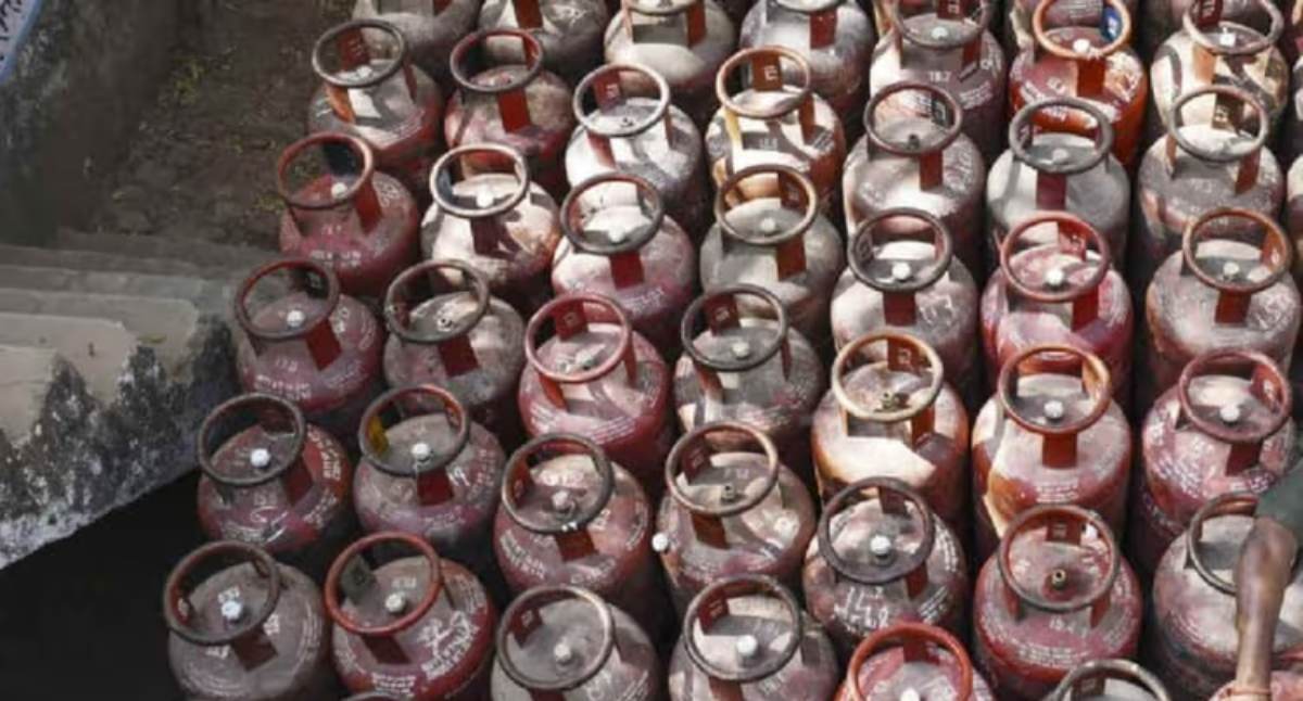 दिल्ली में LPG सिलेंडरों की कालाबाजारी के एक बड़े रैकेट का पर्दाफाश, AEKC की छापेमारी में मुंडका के एक गोदाम में मिले 610 गैस सिलेंडर