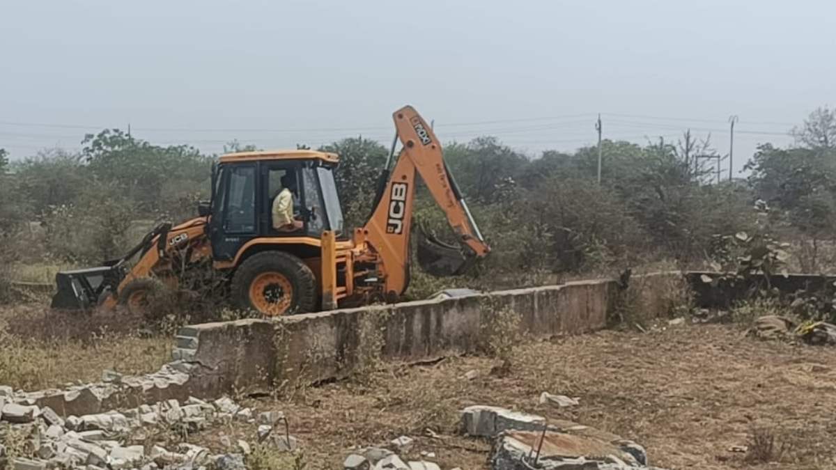 CG News : अवैध प्लॉटिंग पर चला बुलडोजर, नगर निगम की टीम ने ढहाए 30 बाउंड्रीवाल और 50 निर्माण