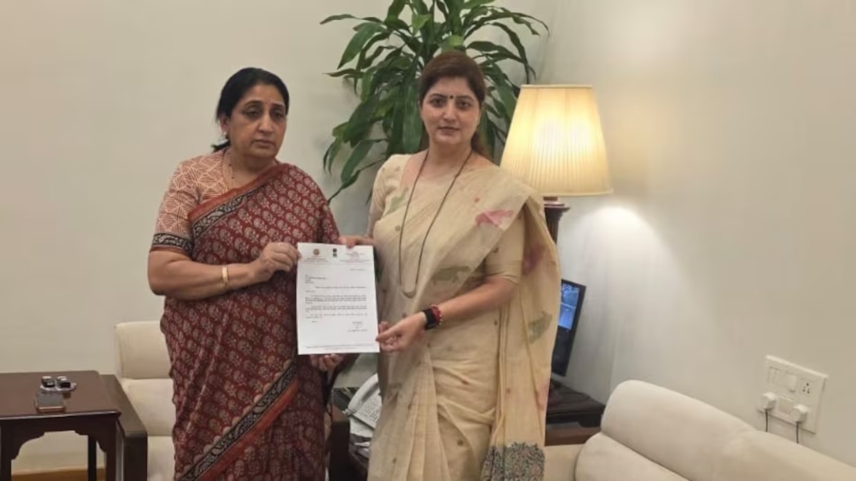 महाराष्ट्र राज्य महिला आयोग अध्यक्ष रूपाली चाकणकर ने पद से दिया इस्तीफा, ढोंगी अशोक खरात से जुड़े होने का आरोप