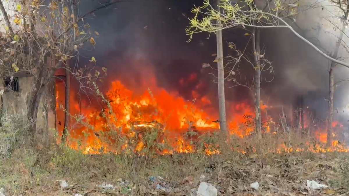 CG News : अस्पताल परिसर में लगी भीषण आग, आधा दर्जन कंडम एंबुलेंस समेत अन्य वाहन जलकर खाक