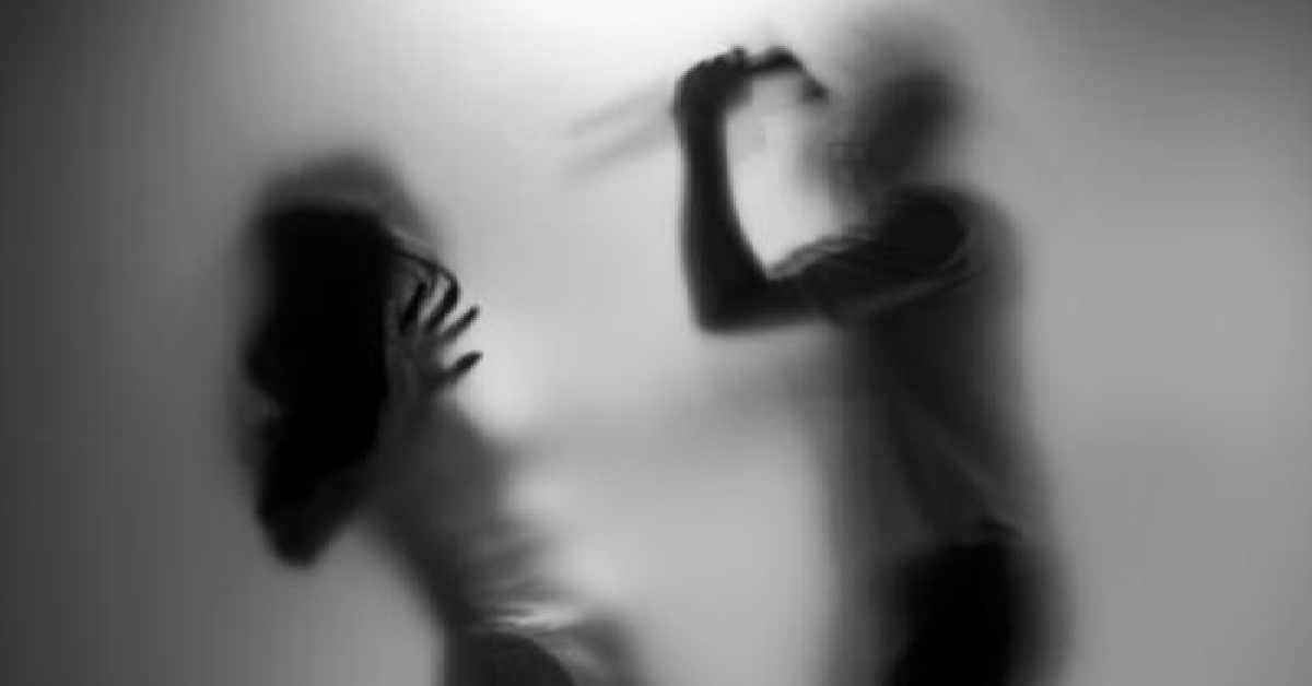 पल भर में उजड़ गई दुनिया: बेटे के सामने मां की पीट-पीटकर बेरहमी से हत्या, छानबीन में जुटी पुलिस